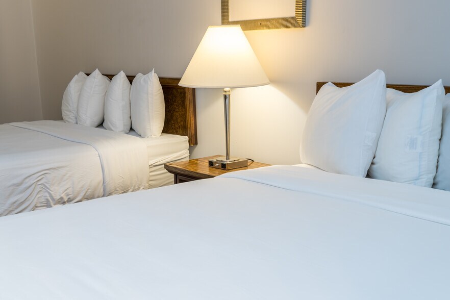 More Photos Of 2044 E Van Buren, Eureka Springs Hotel For Sale