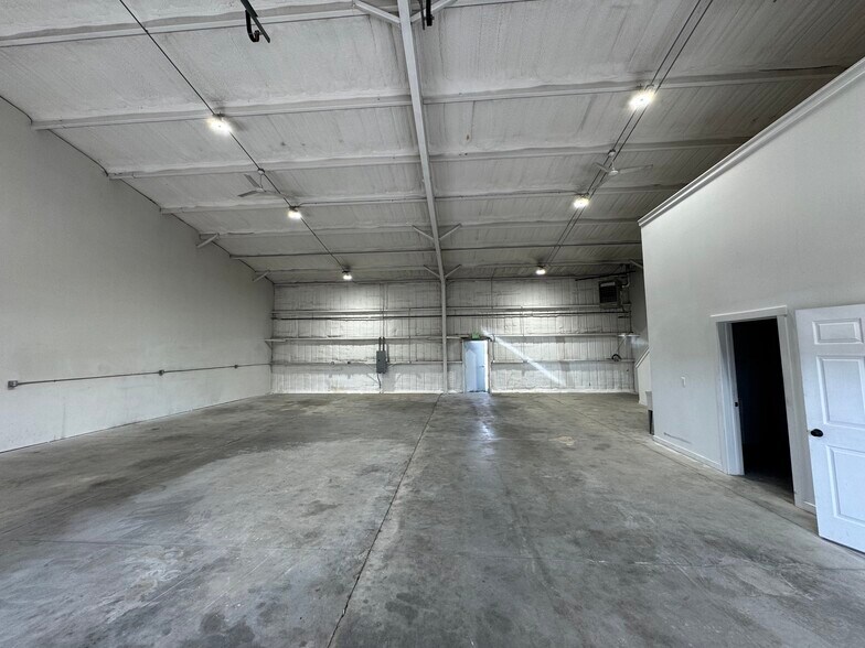 More Photos Of 313 Skyway Blvd, Belgrade Office For Lease
