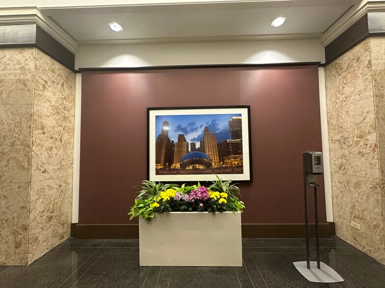 More Photos Of 111 N Wabash Ave, Chicago Office For Lease