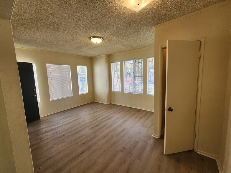More Photos Of 526-534 W 47th St, Los Angeles Apartments For Sale