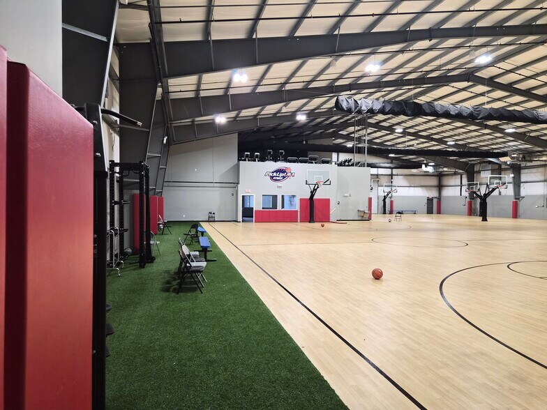More Photos Of 8200 Cypress Plaza Dr, Jacksonville Health Club For Lease