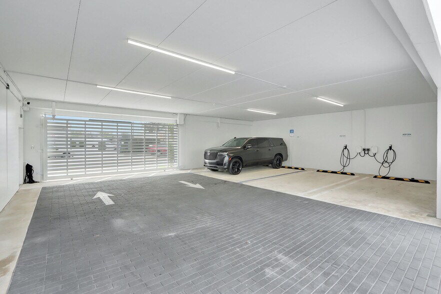 More Photos Of 235 NE 67th St, Miami Warehouse For Sale