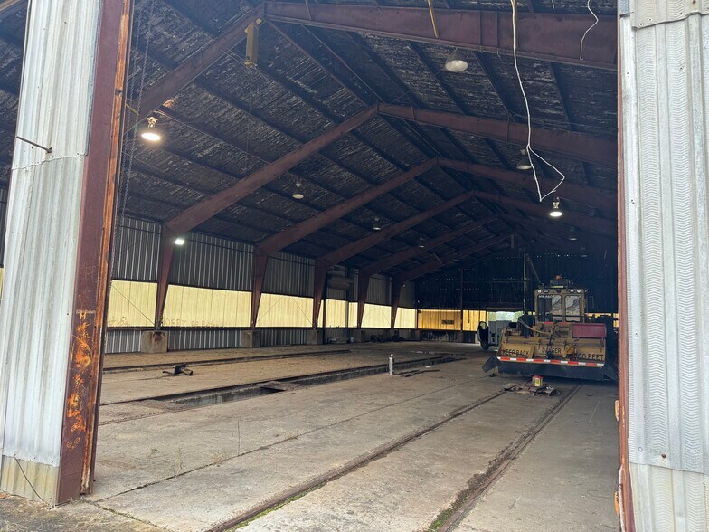 More Photos Of 1219 S Elm St, Hodge Service For Lease