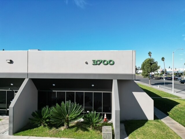 More Photos Of 3700 W Segerstrom Ave, Santa Ana Warehouse For Lease