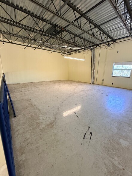 More Photos Of 787 Commerce Dr, Venice Warehouse For Lease