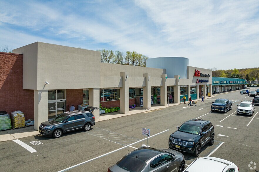 More Photos Of 261 Comly Rd, Lincoln Park Storefront For Lease