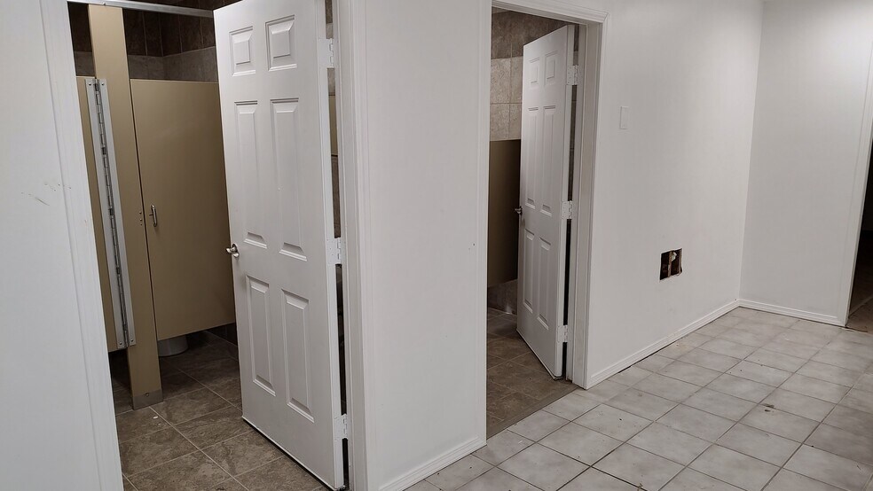 More Photos Of 2202 S Market St, Brenham Department Store For Sale