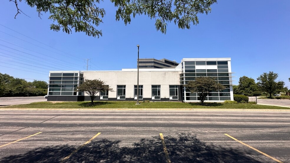 More Photos Of 444 Skokie Blvd, Northbrook Bank For Lease