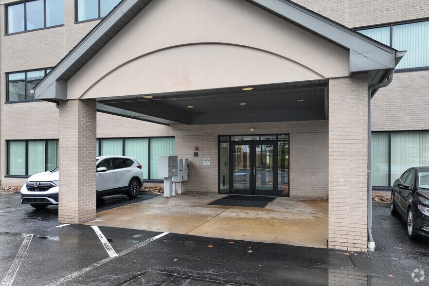 Primary Photo Of 4500 Brooktree Rd, Wexford Medical For Lease