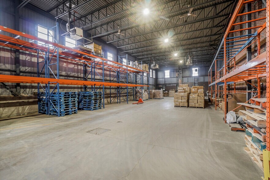 More Photos Of 1280 Boul Jules-Poitras, Montréal Warehouse For Lease