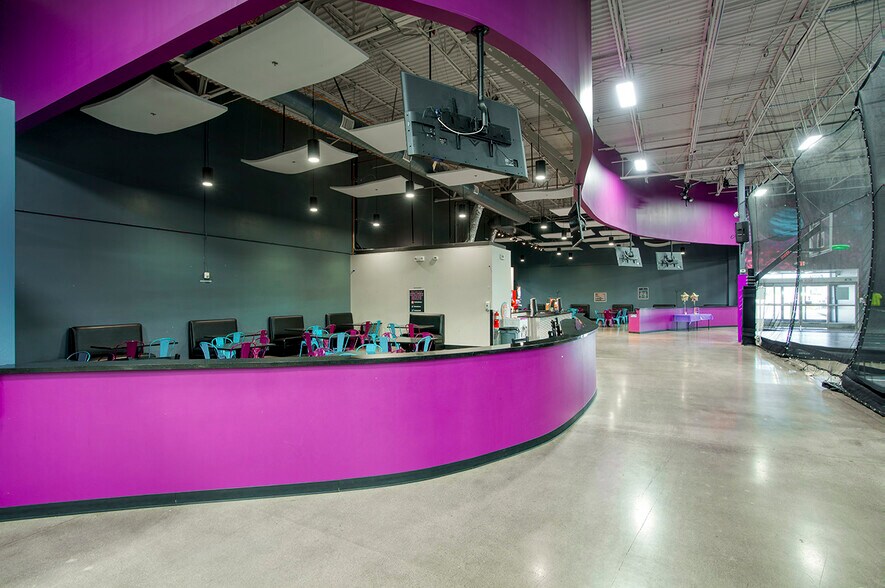 More Photos Of 5665 W Bell Rd, Glendale Department Store For Sale