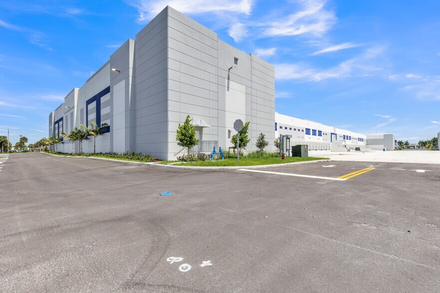 More Photos Of 6505 NW 167th St, Hialeah Unknown For Lease