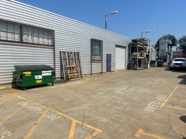 More Photos Of 3100 E 10th St, Oakland Warehouse For Lease