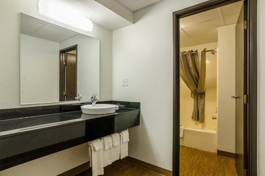 More Photos Of 4817 S Lincoln Ave, York Hotel For Sale
