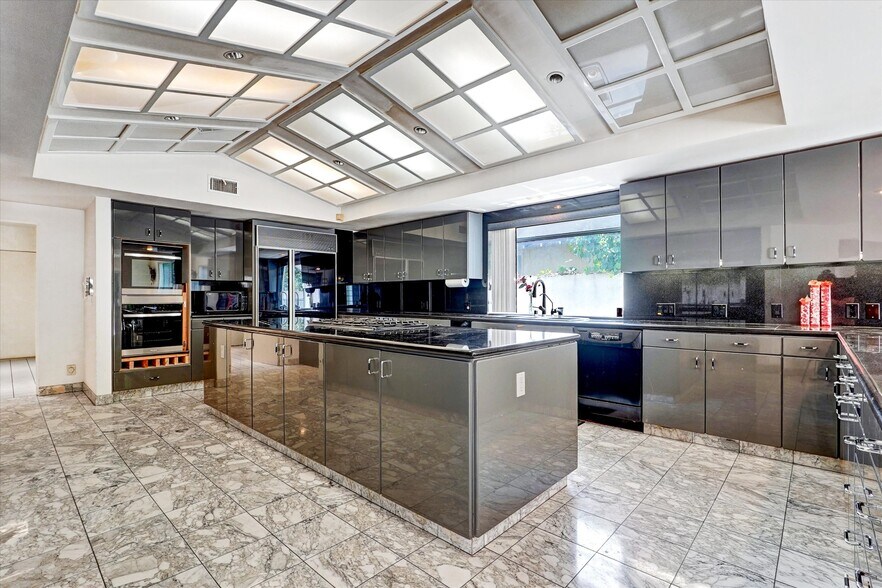 More Photos Of 4623 Hayvenhurst Ave, Encino Apartments For Sale