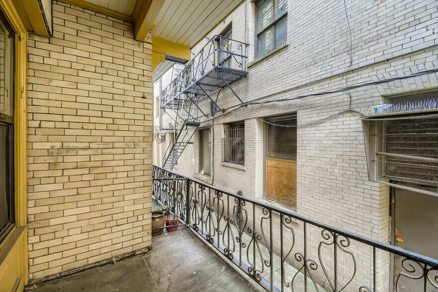 More Photos Of 1951-1967 NW Burnside St, Portland Apartments For Sale