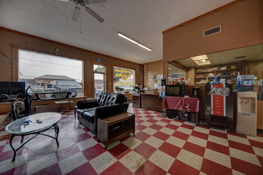 More Photos Of 307 E Alamo St, Brenham Auto Repair For Sale