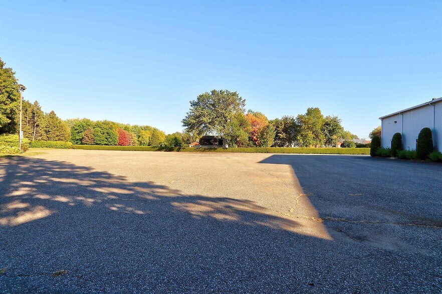 More Photos Of 221 Rue St-Georges, St-Barnabé Manufacturing For Lease