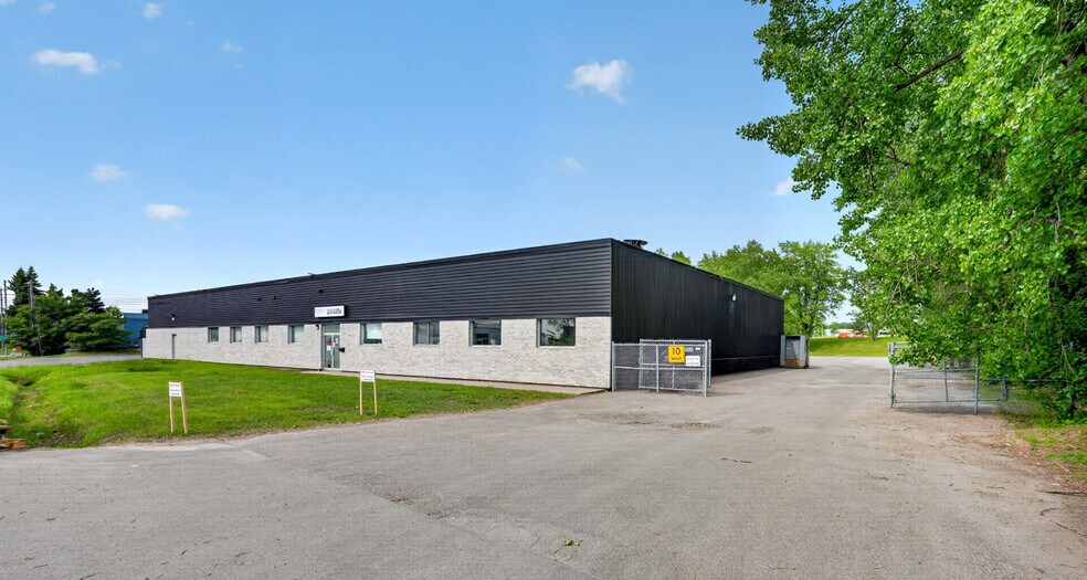 More Photos Of 40 Rue John-F.-Kennedy, Saint-Jérôme Warehouse For Sale