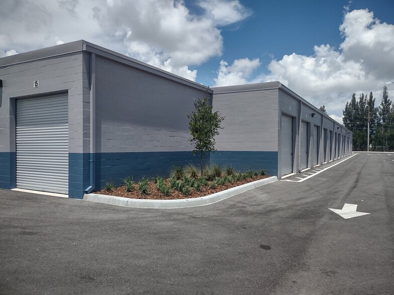 More Photos Of 8262 Ulmerton Rd, Largo Self Storage For Lease
