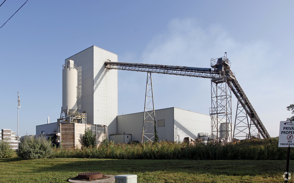 Primary Photo Of 475 Harrop Dr, Milton Cement Gravel Plant For Sale