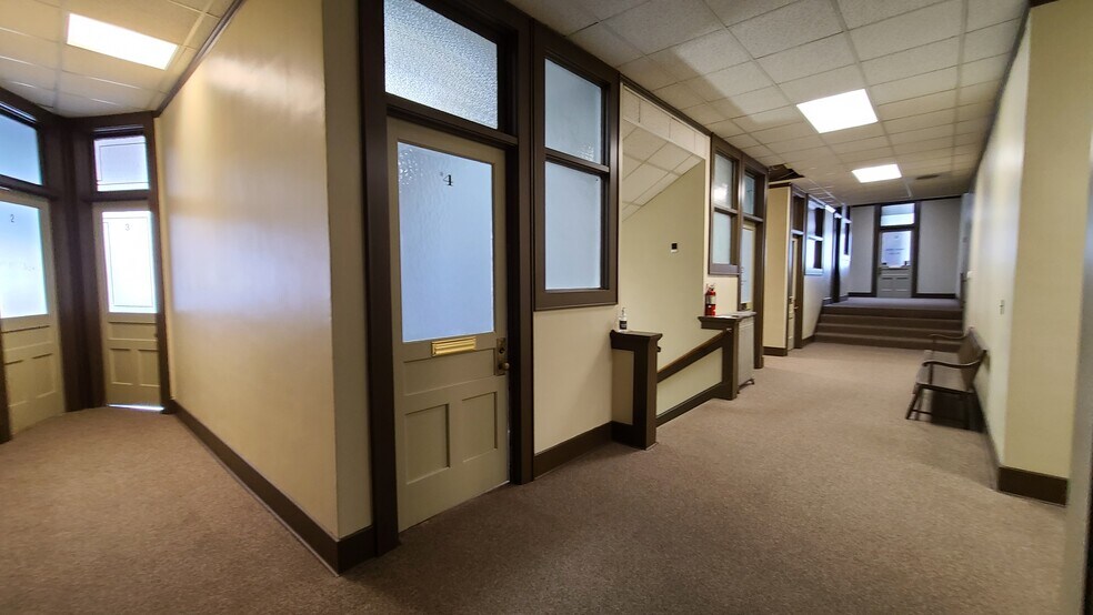 More Photos Of 174-188 NE Commercial St, Salem Storefront Retail Office For Lease