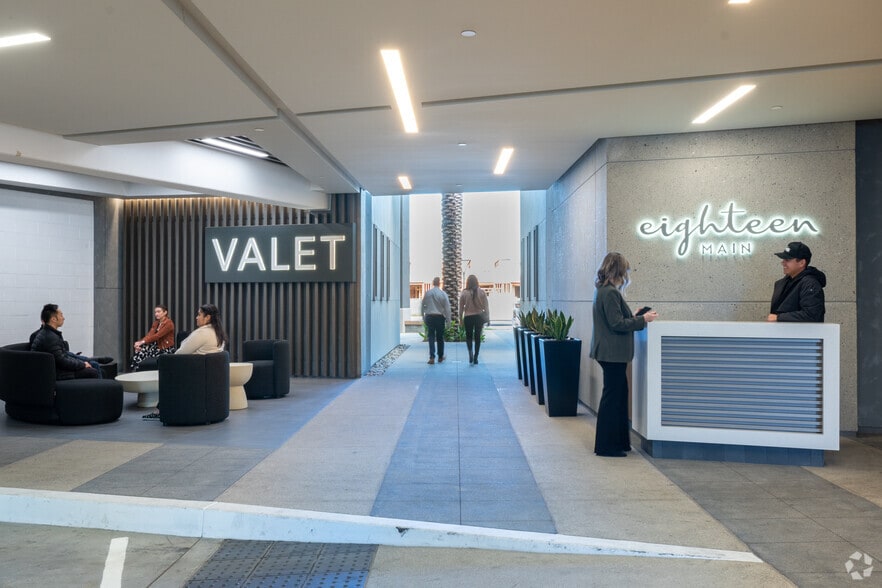 More Photos Of 2000 Main St, Irvine Restaurant For Lease