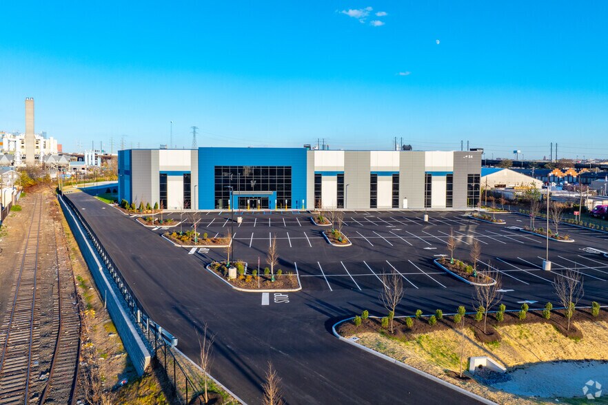 More Photos Of 54 Lockwood St, Newark Distribution For Lease