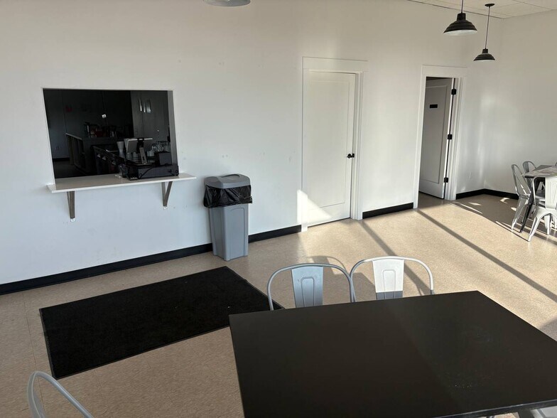 More Photos Of 585 N Washington Blvd, Harrisville Freestanding For Lease