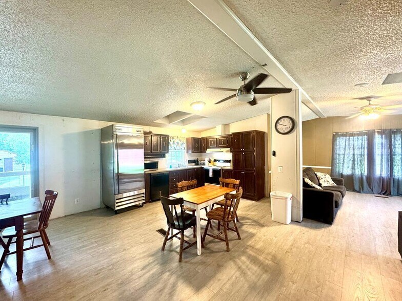 More Photos Of 158 Caloric Rd., Mullens Flex For Sale