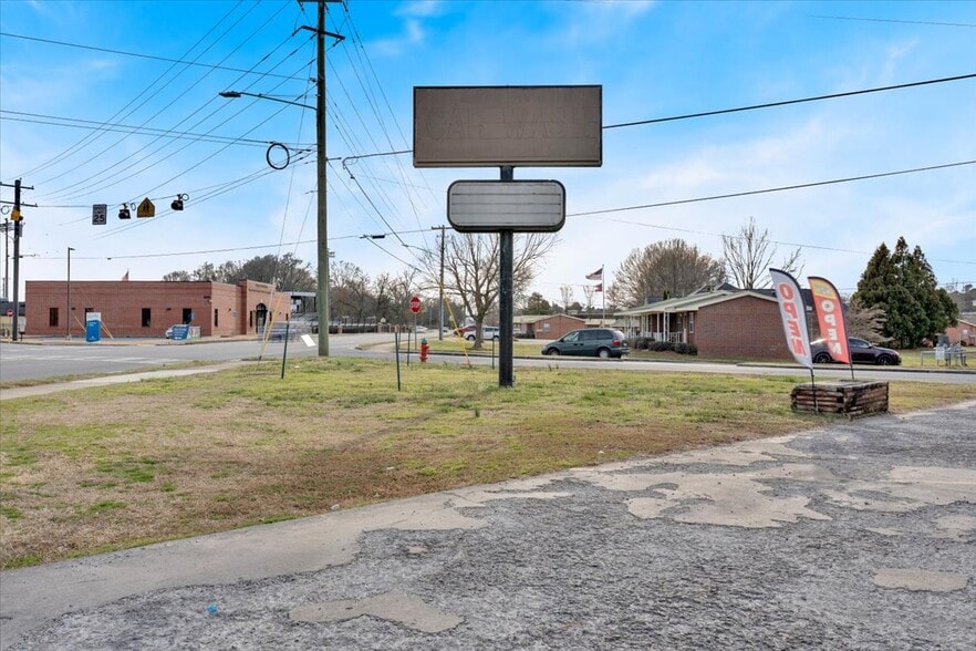 More Photos Of 102 S Fair St, Calhoun Carwash For Sale