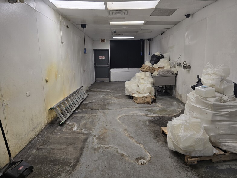 More Photos Of 2405 W Ardmore Ave, Chicago Industrial For Sale