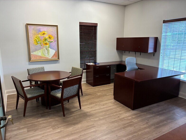 More Photos Of 5880 Ridge Bend Rd, Memphis Office For Sale