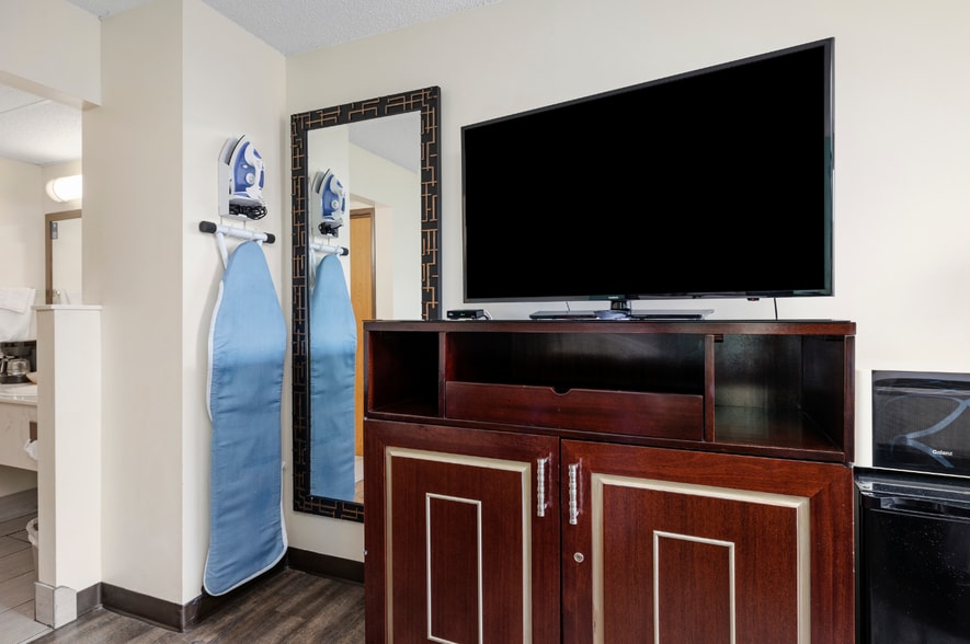 More Photos Of 2490 Green Mountain Dr, Branson Hotel For Sale