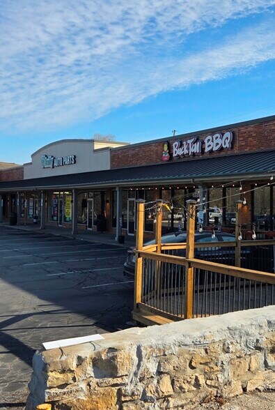 More Photos Of 6701-6743 W 75th St, Overland Park General Retail For Sale