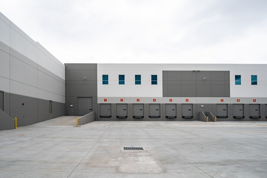 More Photos Of 3071 E Coronado St, Anaheim Warehouse For Lease