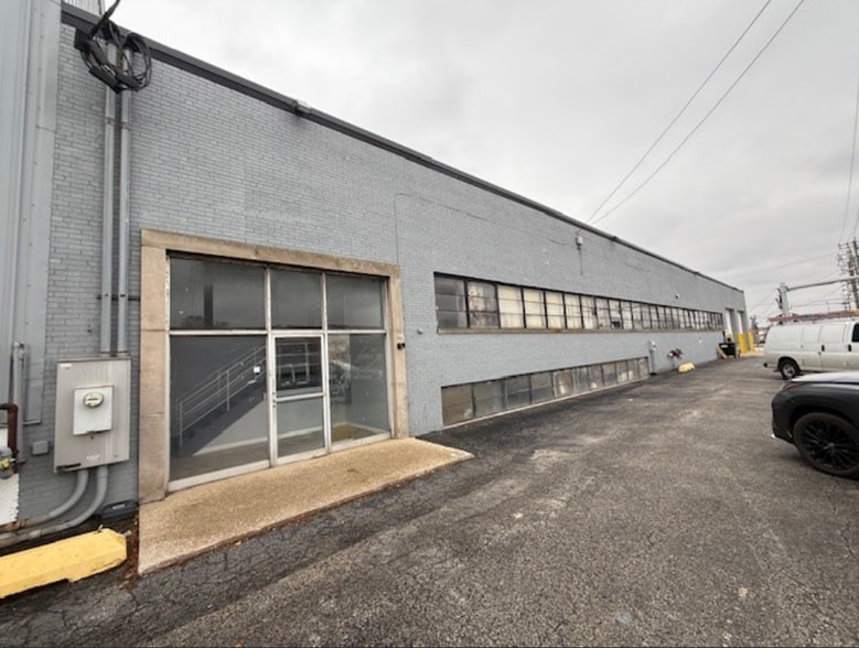 More Photos Of 4920 S Central Ave, Forest View Warehouse For Lease