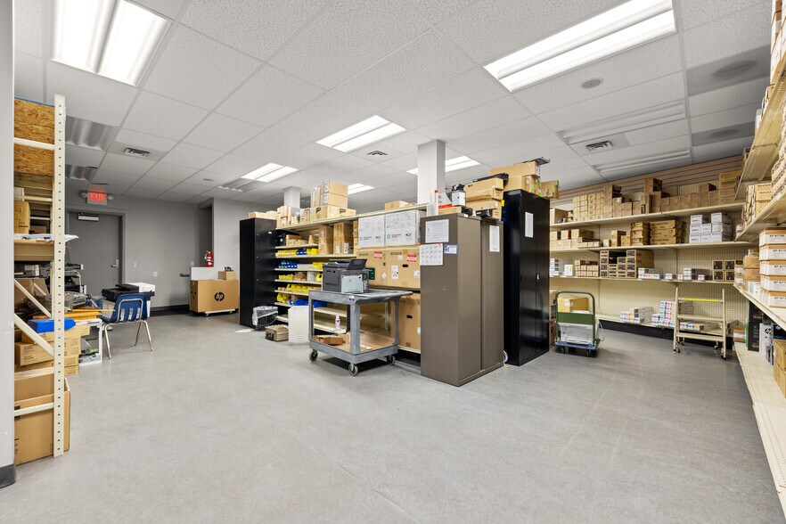 More Photos Of 115 1/2 W Wyoming St, Kalispell Showroom For Lease