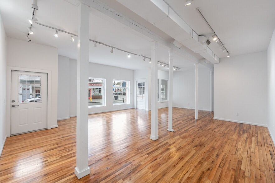 More Photos Of 123 Main St, Greenport Storefront Retail Residential For Lease