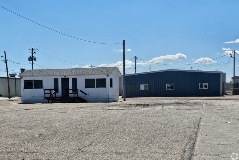 Primary Photo Of 2002 E Overland, Scottsbluff Auto Dealership For Sale