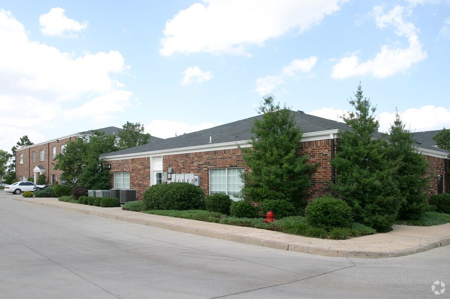 Primary Photo Of 1818 W Lindsey St, Norman Unknown For Lease