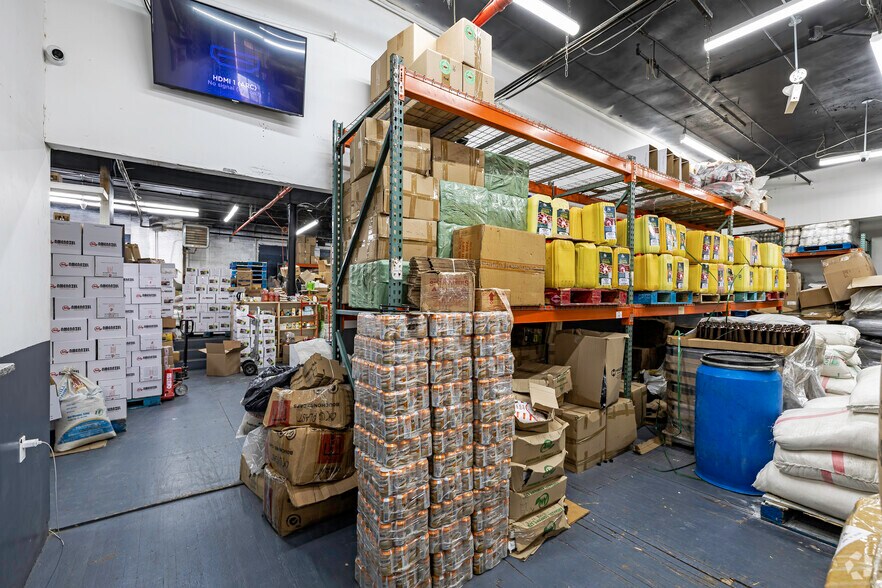 More Photos Of 830 Barry St, Bronx Warehouse For Lease