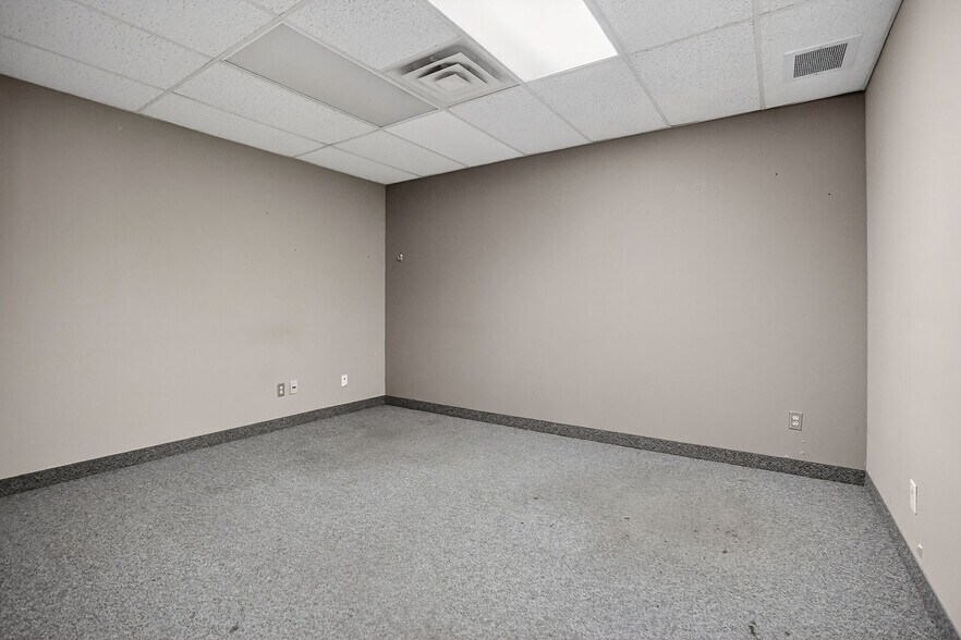 More Photos Of 812 Dundas St, London Freestanding For Sale