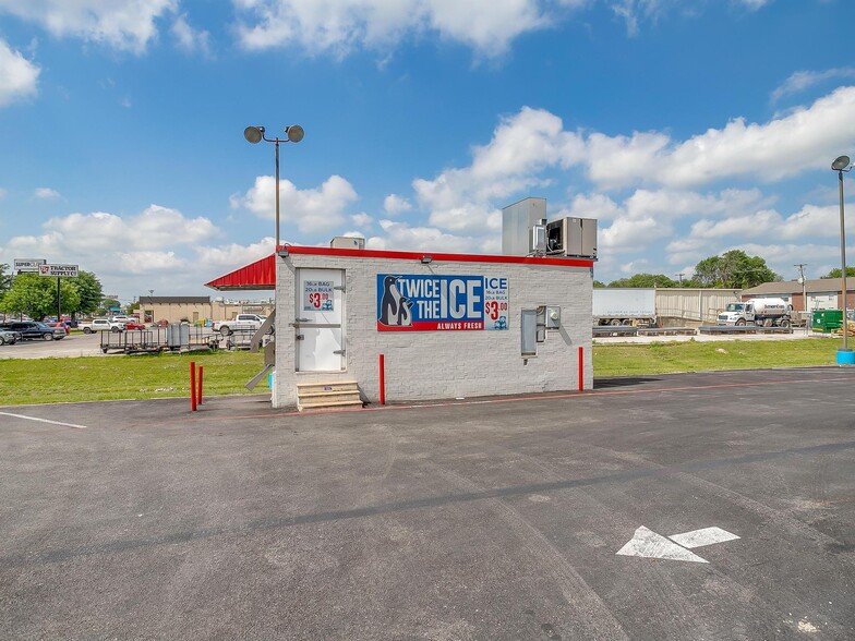 More Photos Of 316 Wilshire Blvd, Burleson Freestanding For Sale