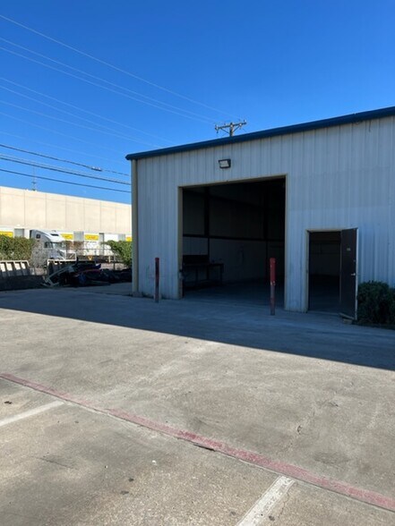 More Photos Of 710 Shepherd Dr, Garland Warehouse For Lease