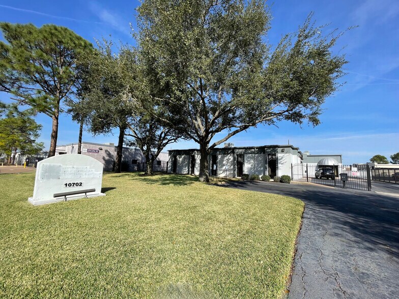 More Photos Of 10702 Fallstone Rd, Houston Flex For Sale