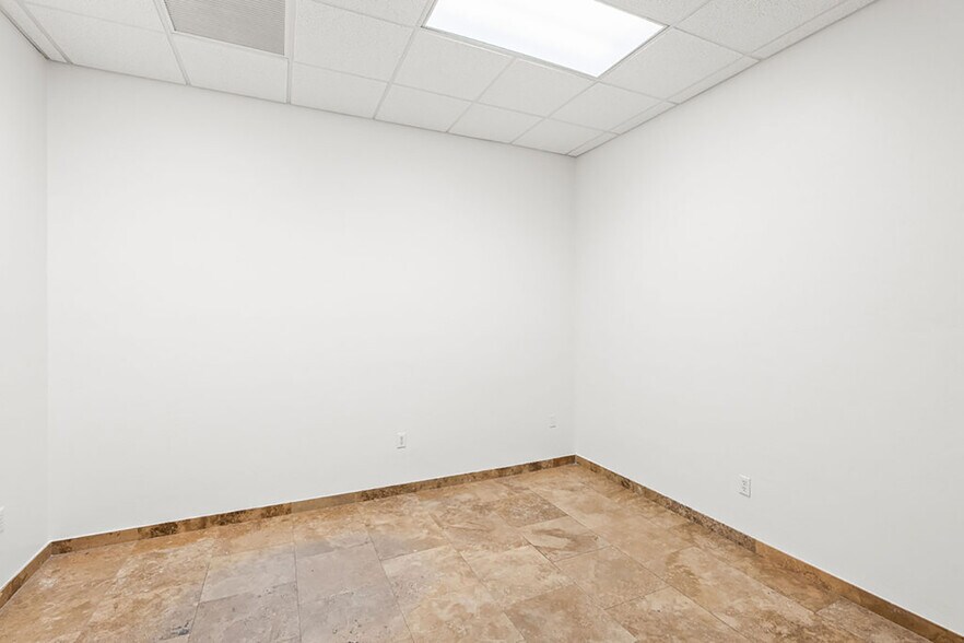 More Photos Of 7336 E Deer Valley Rd, Scottsdale Office For Sale