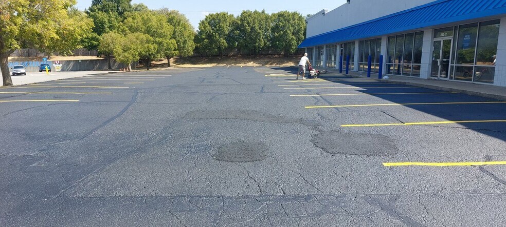 More Photos Of 2405 W 7th St, Joplin Storefront Retail Office For Lease