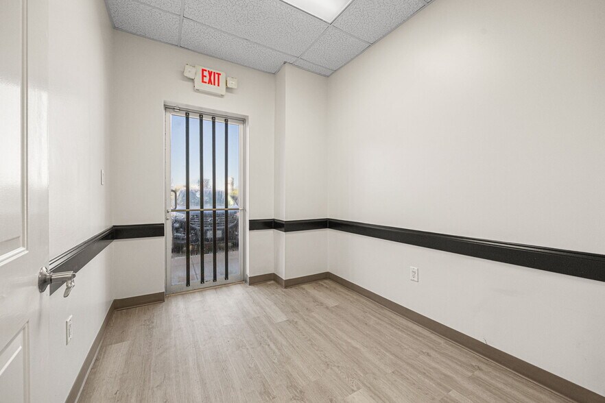 More Photos Of 8777 S Gessner Dr, Houston Freestanding For Lease