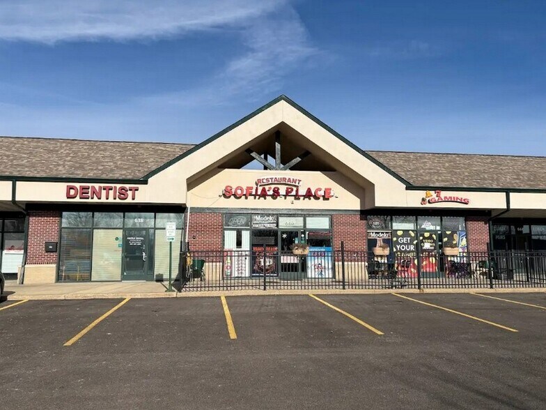 More Photos Of 626-654 E State Rd, Island Lake Storefront Retail Office For Lease